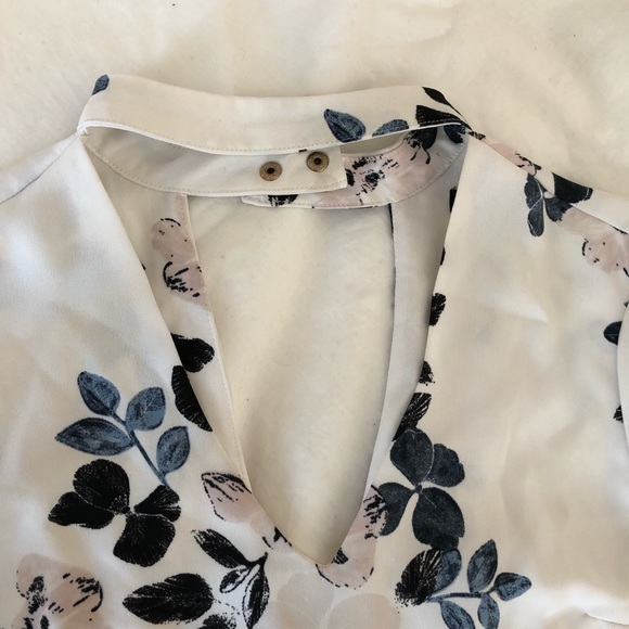 White floral top - Picture 3 of 6